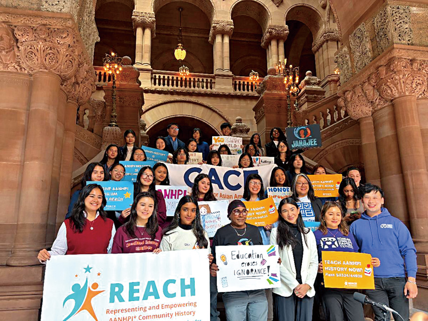 亞裔社區代表在州府大樓內集會。