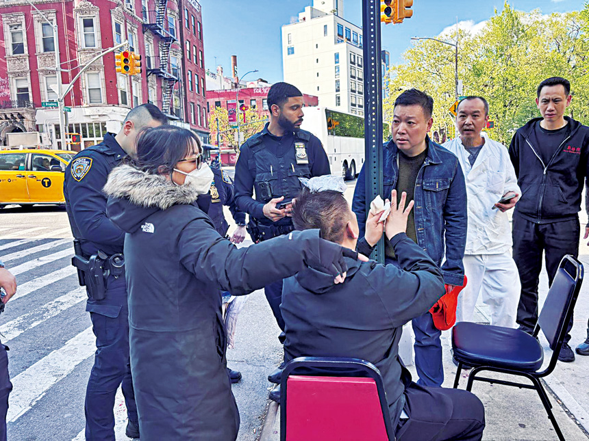 王鏑為受害者向警員提供翻譯。