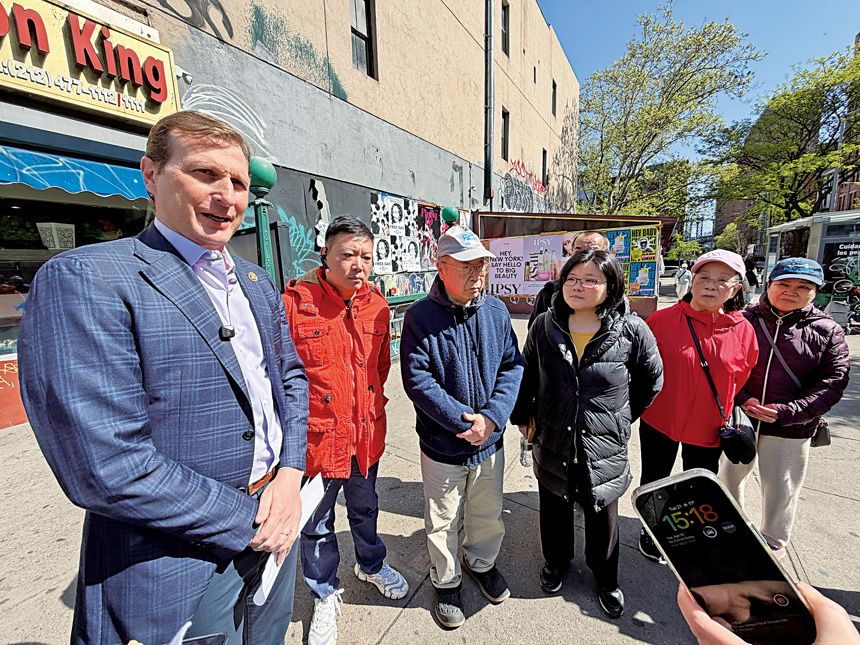 官員及區領袖昨在案發地點述說經過。