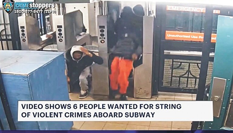 警方公布的視頻顯示眾匪進入地鐵站。