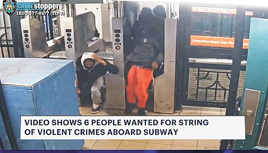 警方公布的視頻顯示眾匪進入地鐵站。
