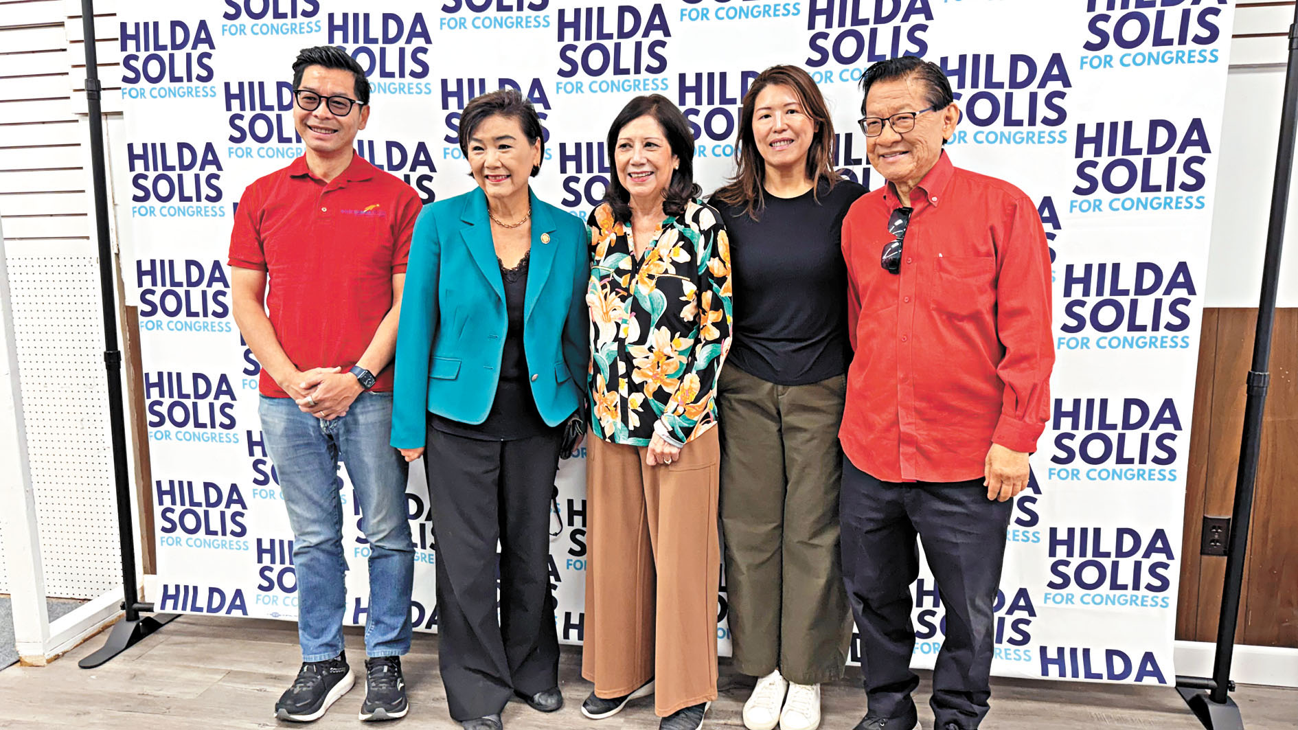 亞裔民選官員到場支持蘇麗絲（中）進軍國會。記者陸新攝