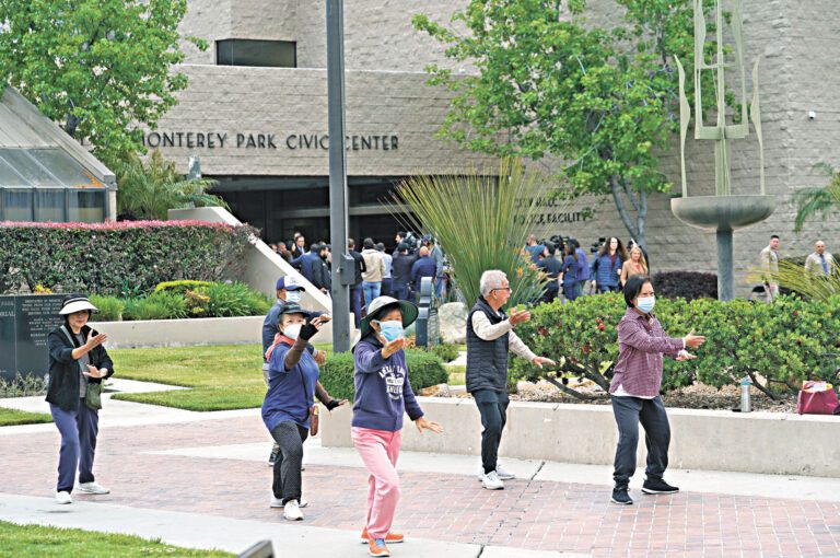 一些老年人在蒙市市民中心廣場前練習太極拳。美聯社