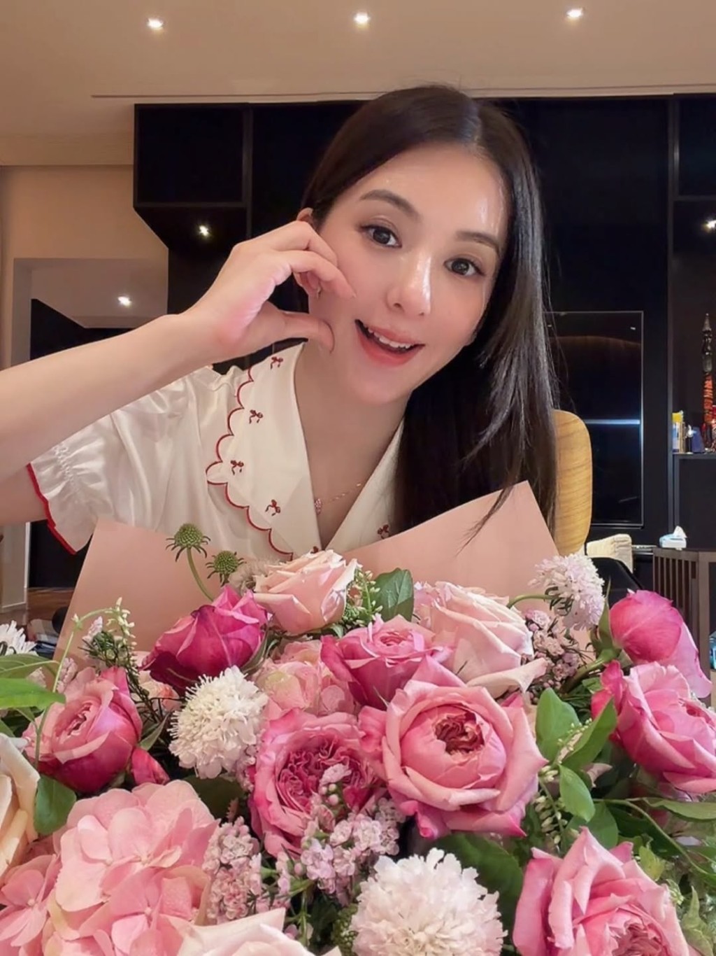 方媛展示收到的鮮花，估計是來自丈夫郭富城的禮物。