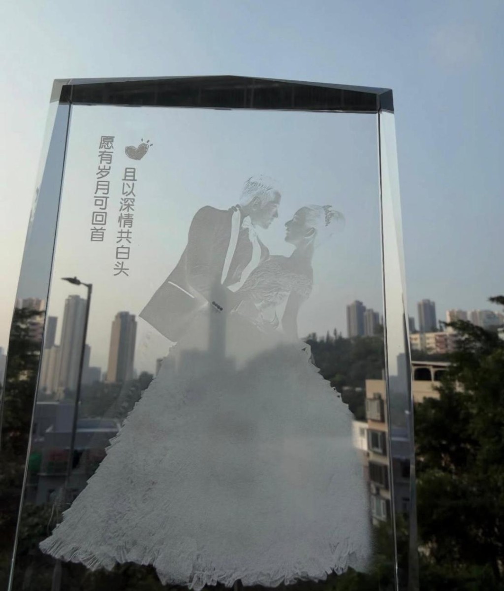 郭富城在IG分享的水晶擺設，則寫有「願歲月可回首 且以深情共白頭」的句子。