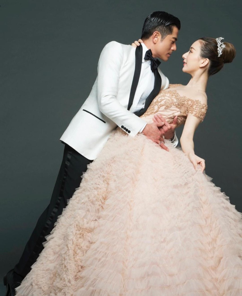 郭富城與方媛擺出傾斜近35度的對望姿勢，彷彿向《北非諜影》等經典電影致敬。