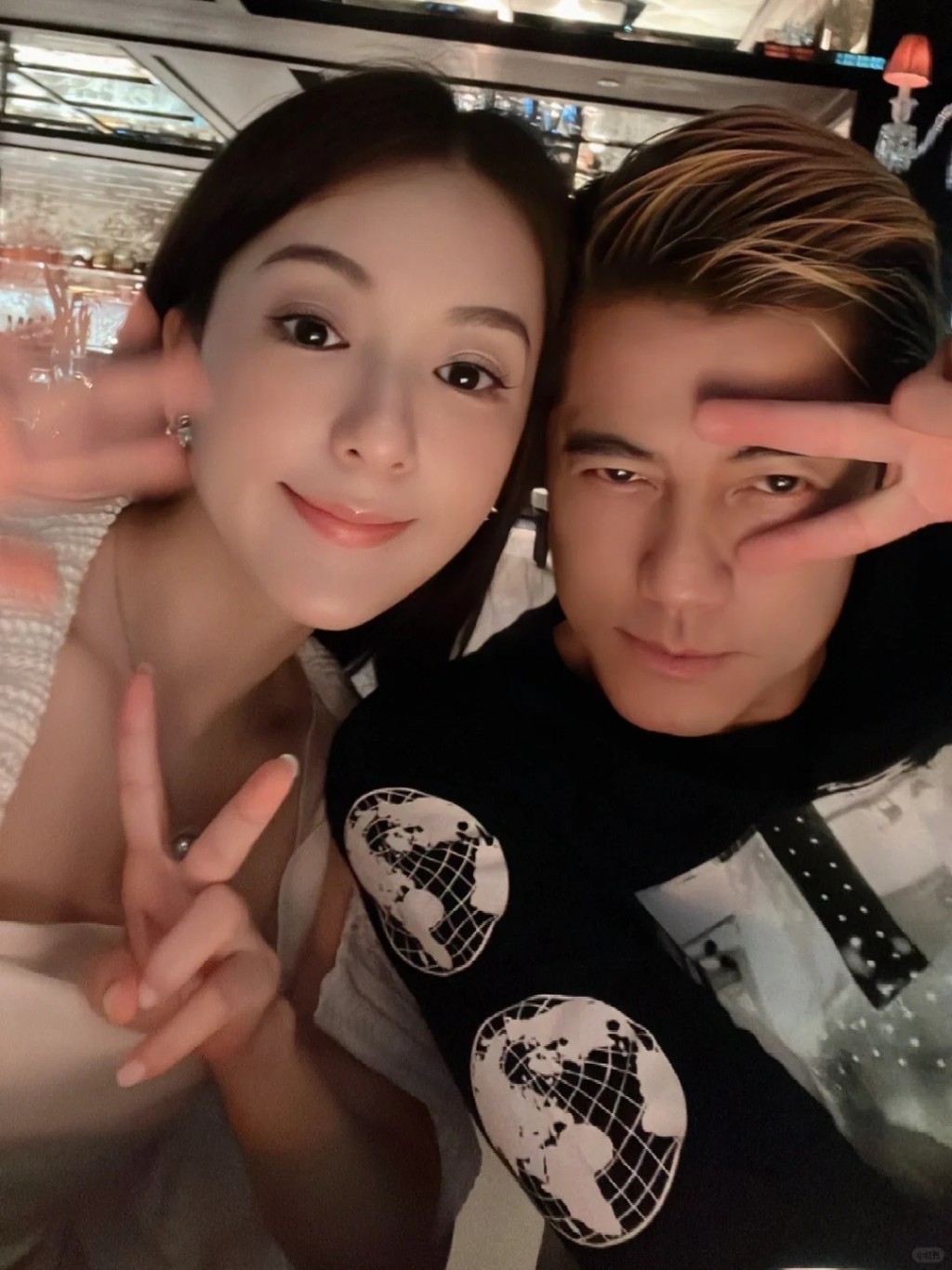 郭富城與太太一同做出勝利的手勢。