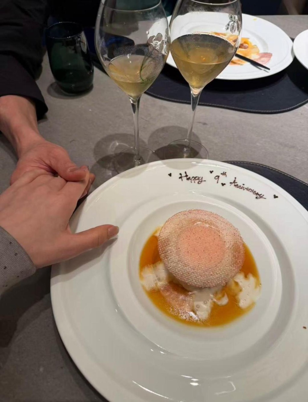 郭富城分享了牽著方媛手的照片。