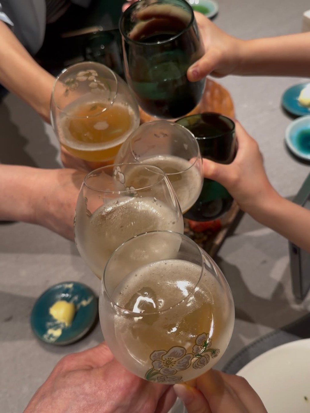 郭富城與方媛亦與朋友一同聚會。