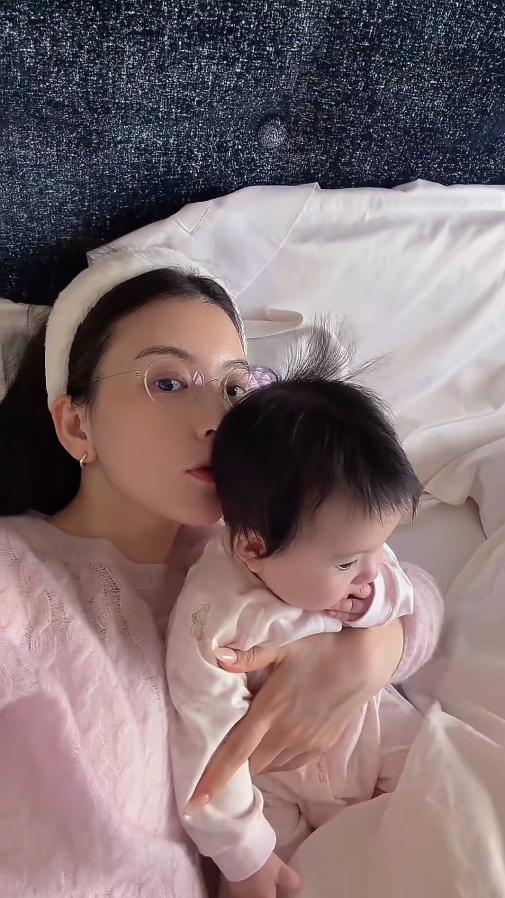 方媛早前曾在小紅書分享與小女兒的自拍合照。