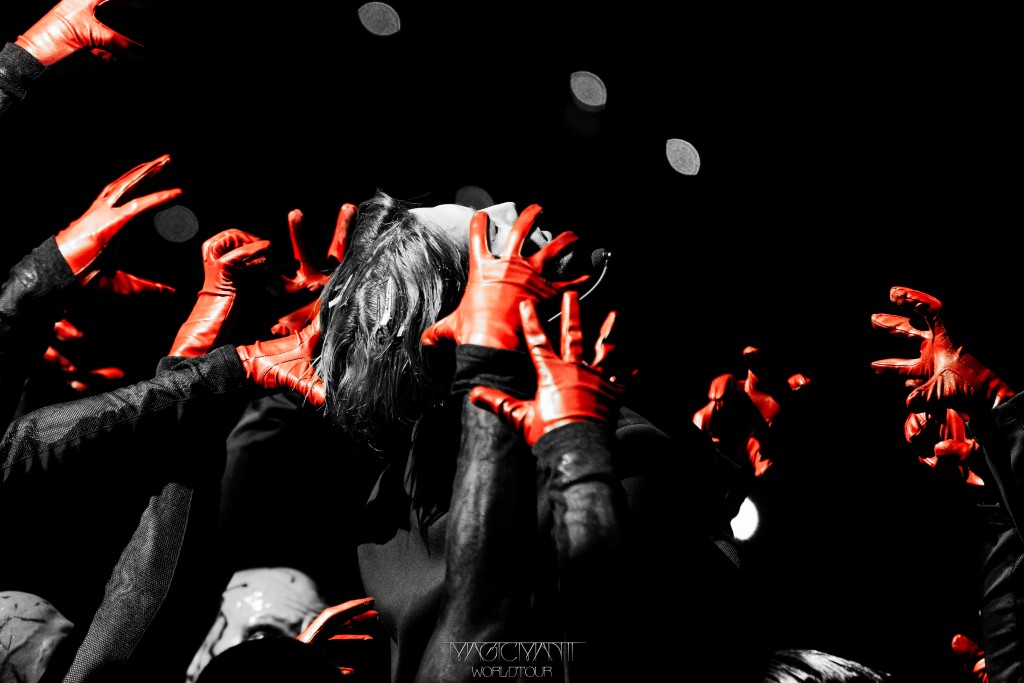 近兩萬名粉絲擠滿場館支持。