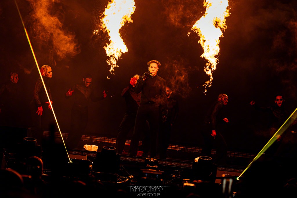 全場粉絲整晚大合唱，高呼Jackson的名字。