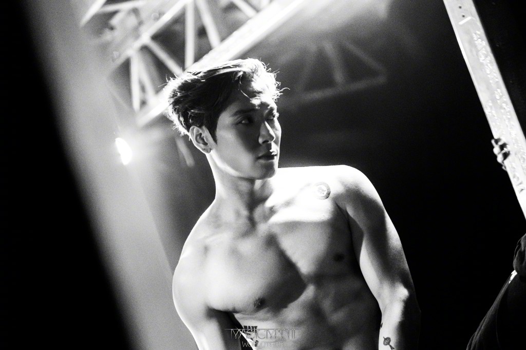 王嘉爾為巡演每日健身四次，積極備戰。