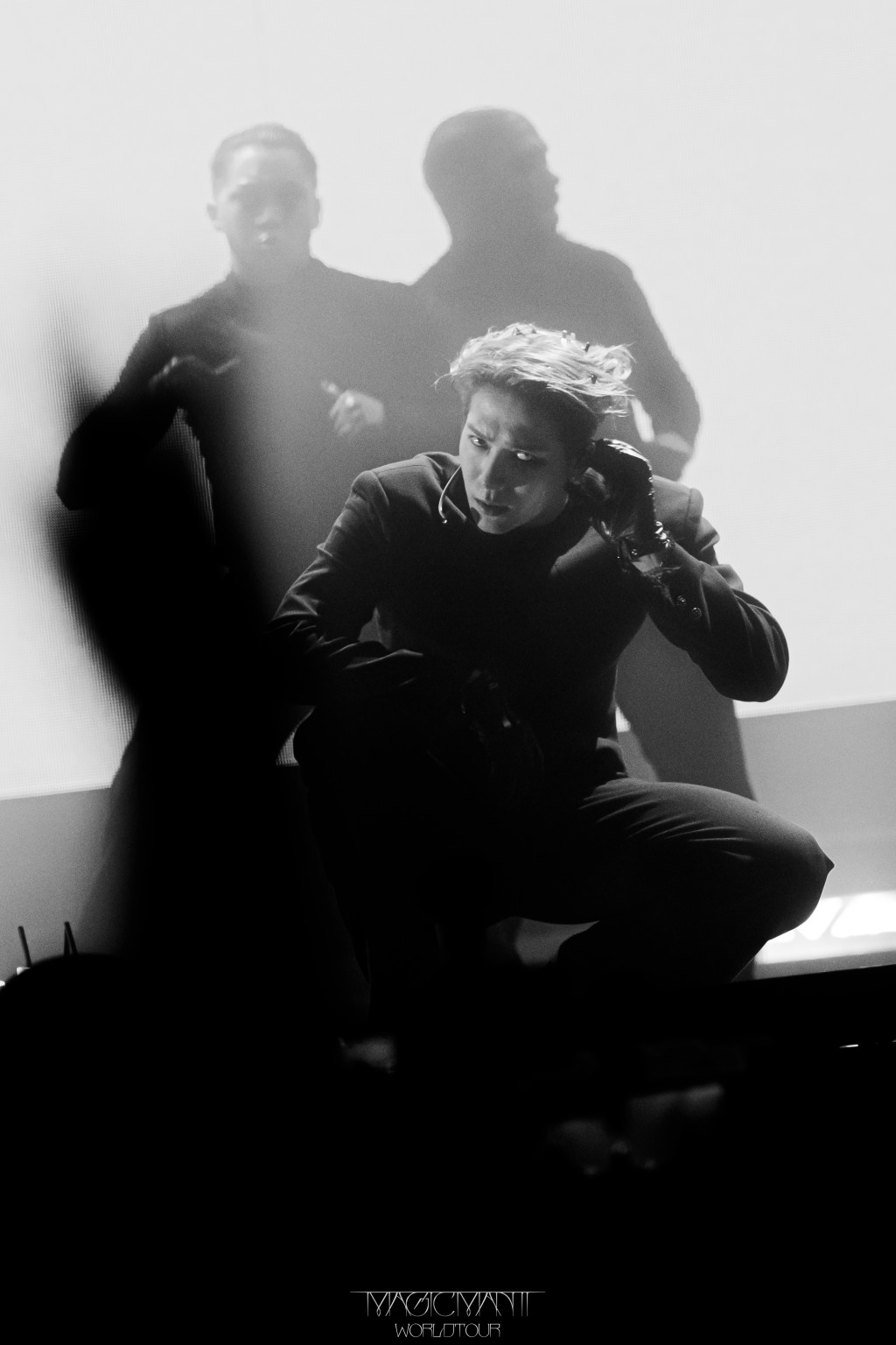 他全情投入演出中。