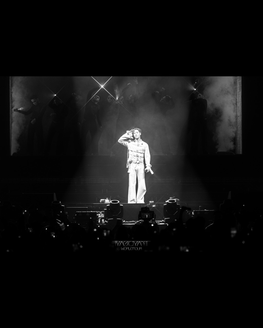 歌手與台下觀眾互動熱烈。