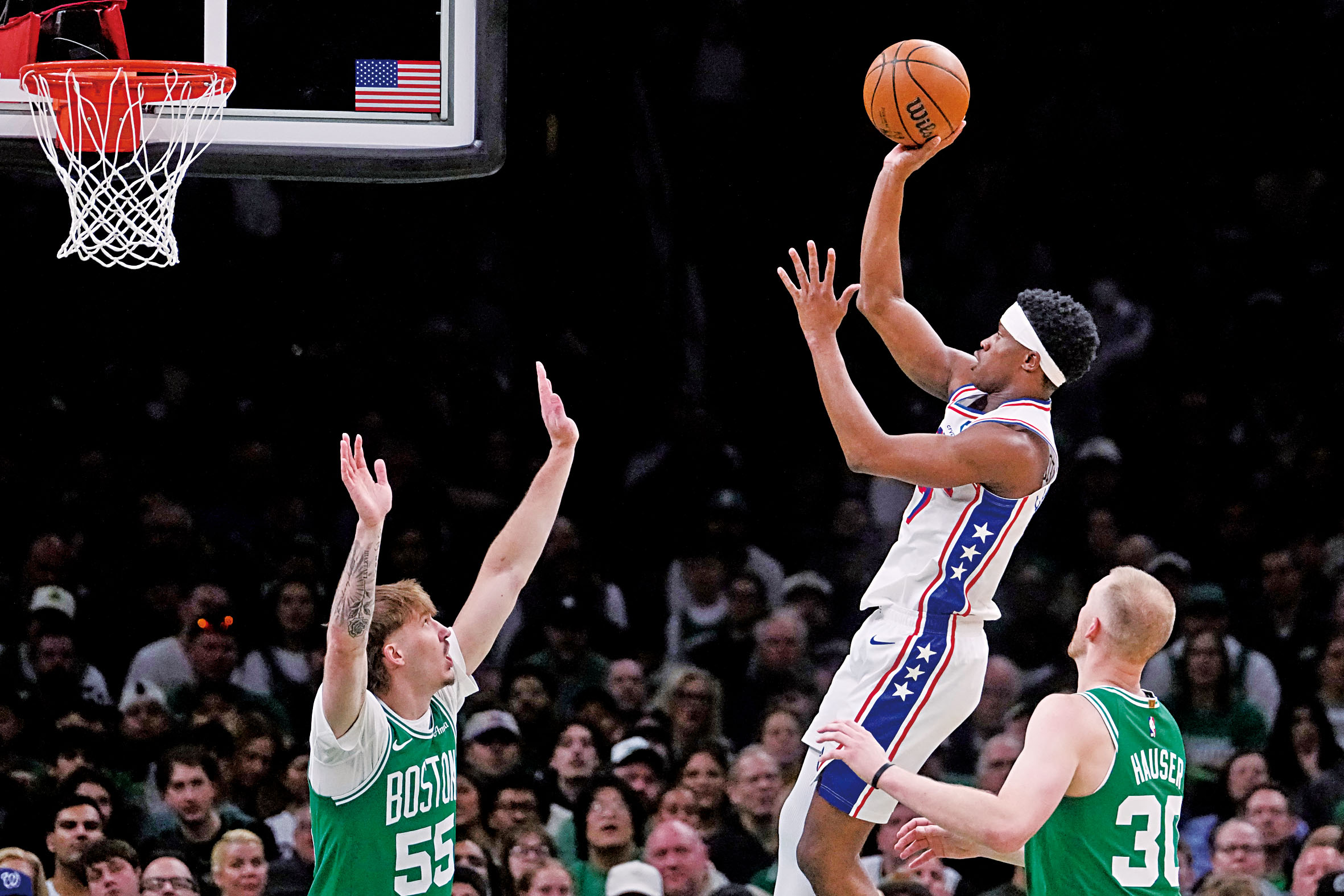 埃奇庫姆（投籃者）是76人擊敗綠軍的功臣。路透社