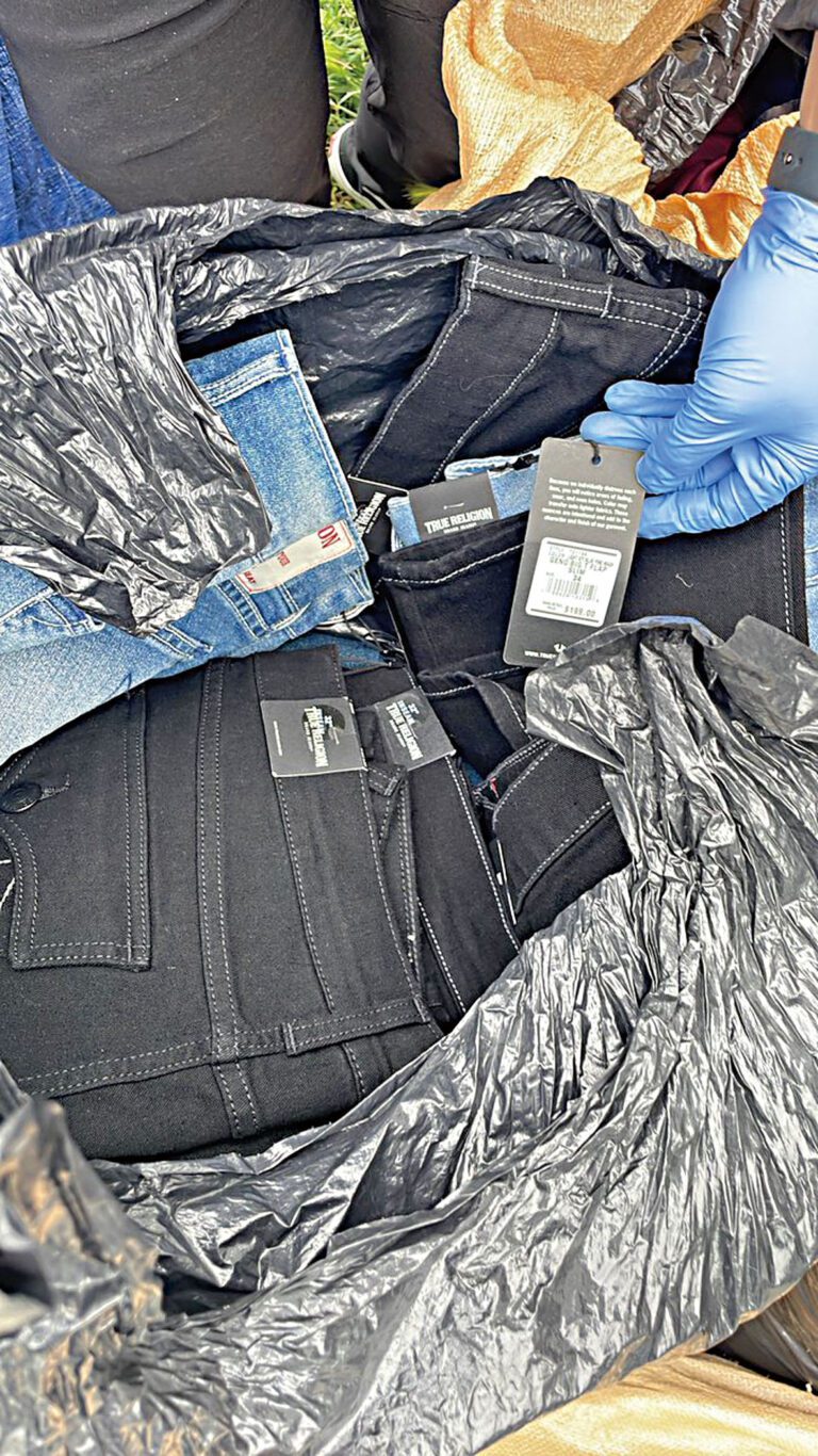 當局繳獲全新衣物。聖他克拉縣警局