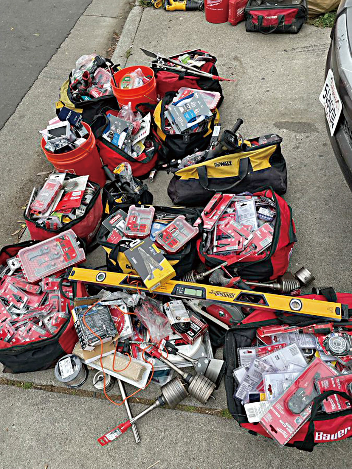 當局繳獲的工具。聖他克拉縣警局