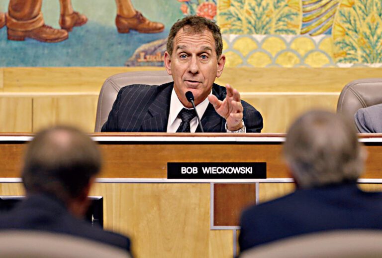 有民主黨人支持前州參議員維科夫斯基暫任看守議員，填補斯華威國會席位至明年1月。美聯社資料圖片