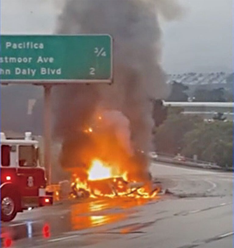 一輛特斯拉Model Y在280號公路上起火燒毀。ABC7電視畫面