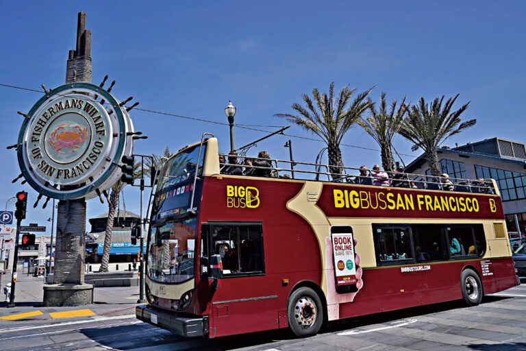 一輛觀光巴士經過三藩市漁人碼頭。美聯社資料圖片