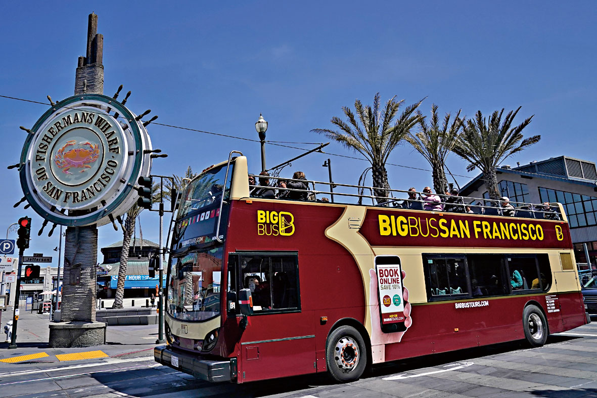 一輛觀光巴士經過三藩市漁人碼頭。美聯社資料圖片