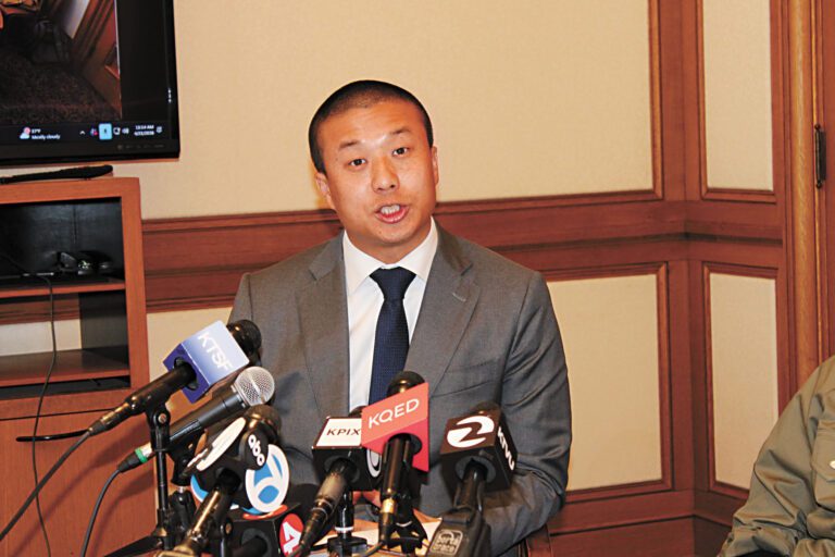 王兆倫介紹決議案，重申三藩市應保護長者安全。記者陳程威攝