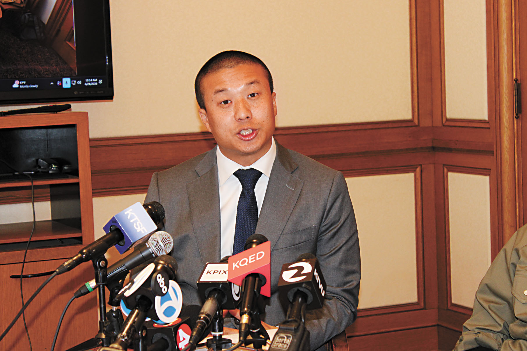 王兆倫介紹決議案，重申三藩市應保護長者安全。記者陳程威攝