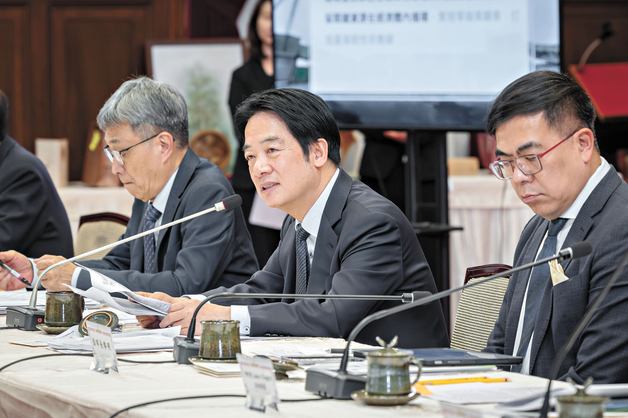 賴清德出訪計劃臨時告吹，圖為他21日接見環保團體代表。中央社