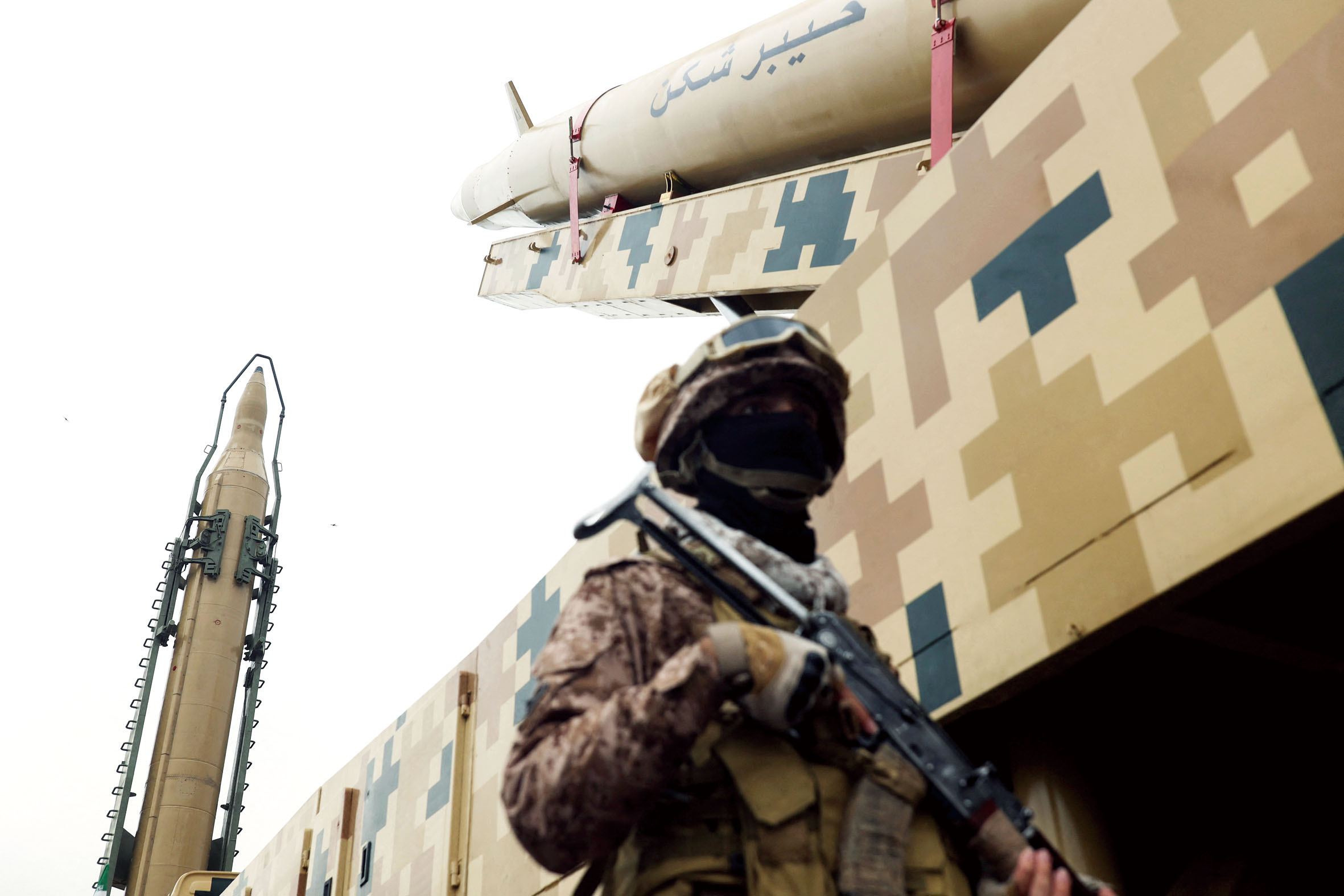 圖為伊朗士兵站在一枚導彈旁。路透社資料圖片