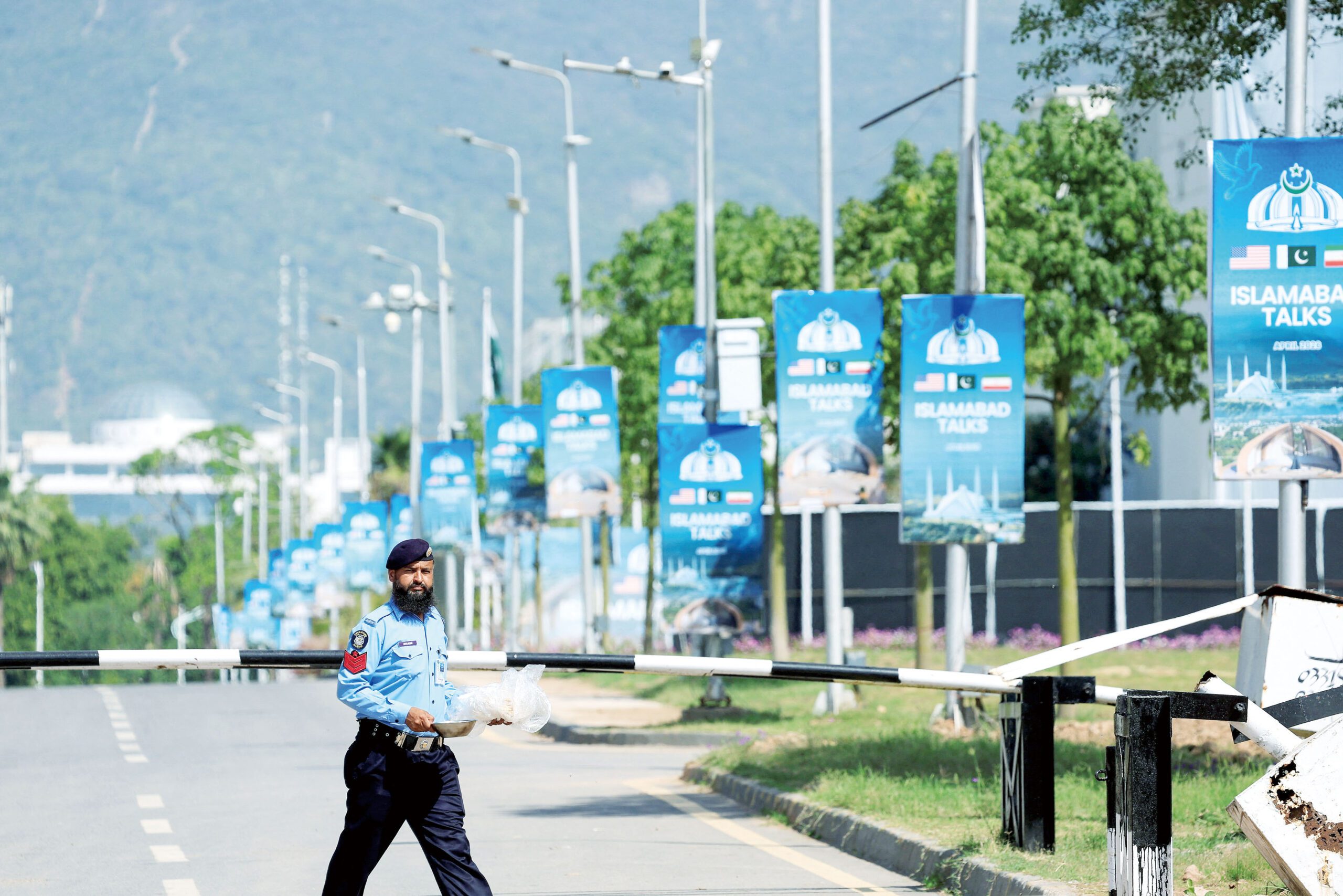 原定在巴基斯坦首都伊斯蘭堡舉行的美伊第二輪談判，最後關頭取消。圖為伊斯蘭堡一名警察在為談判代表準備的酒店內巡邏。路透社