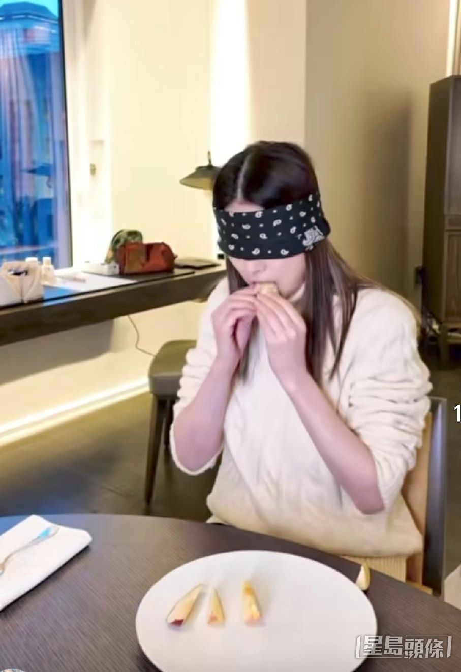 她更嘗試了蒙眼試食蘋果的挑戰。