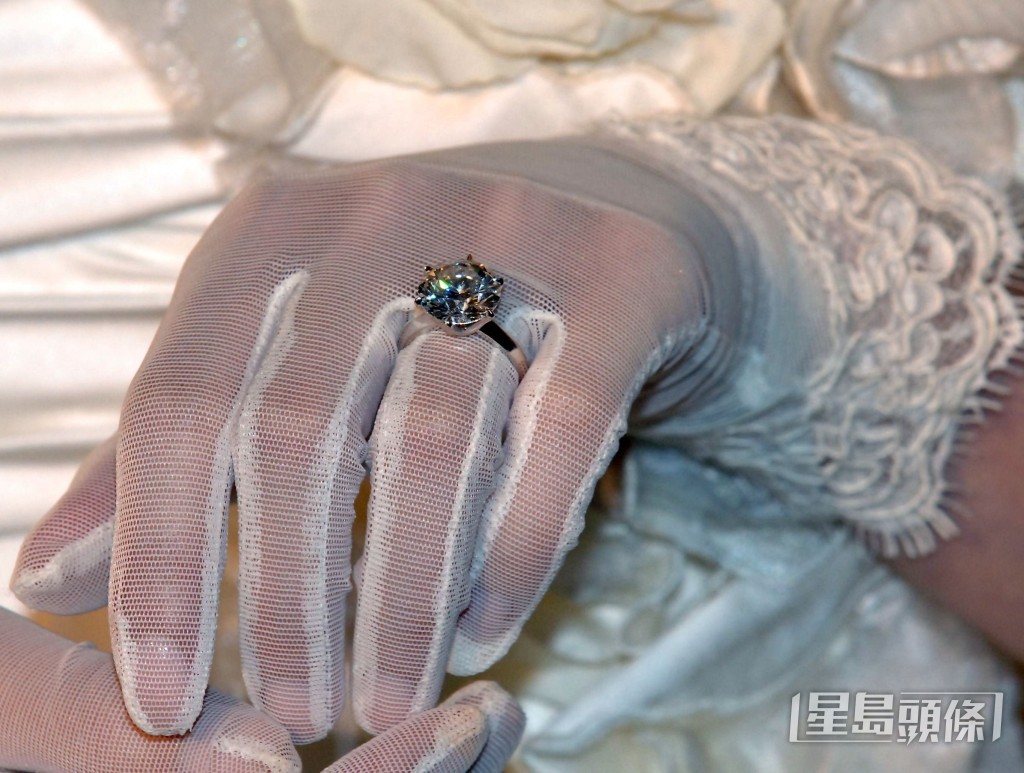 Alex 當年送贈了一枚6卡鑽戒給她。