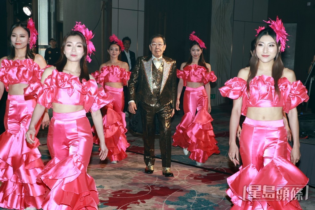 修哥在六位美女陪伴下步入會場。