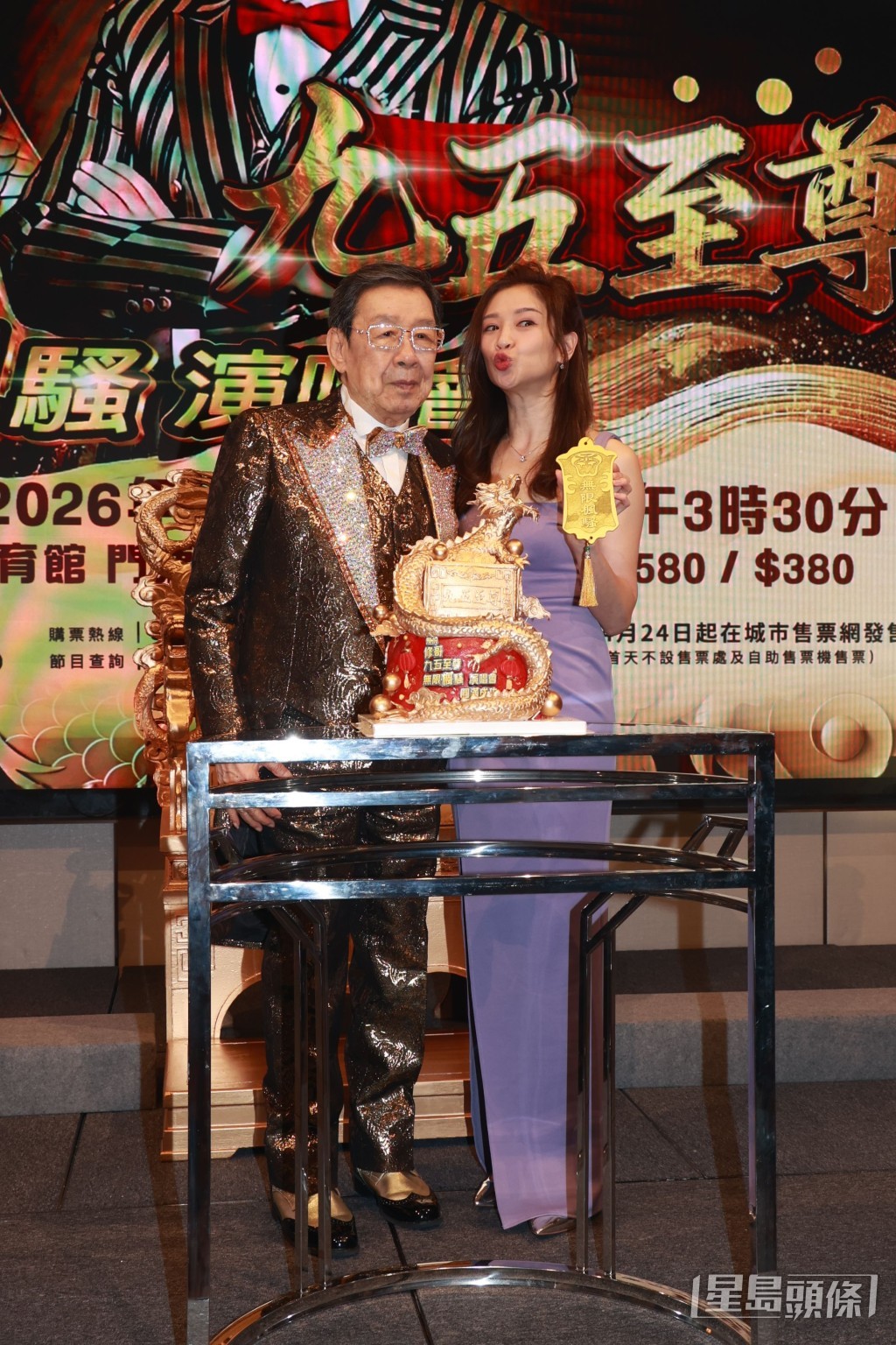 修哥與司儀麥美恩在台上交流。