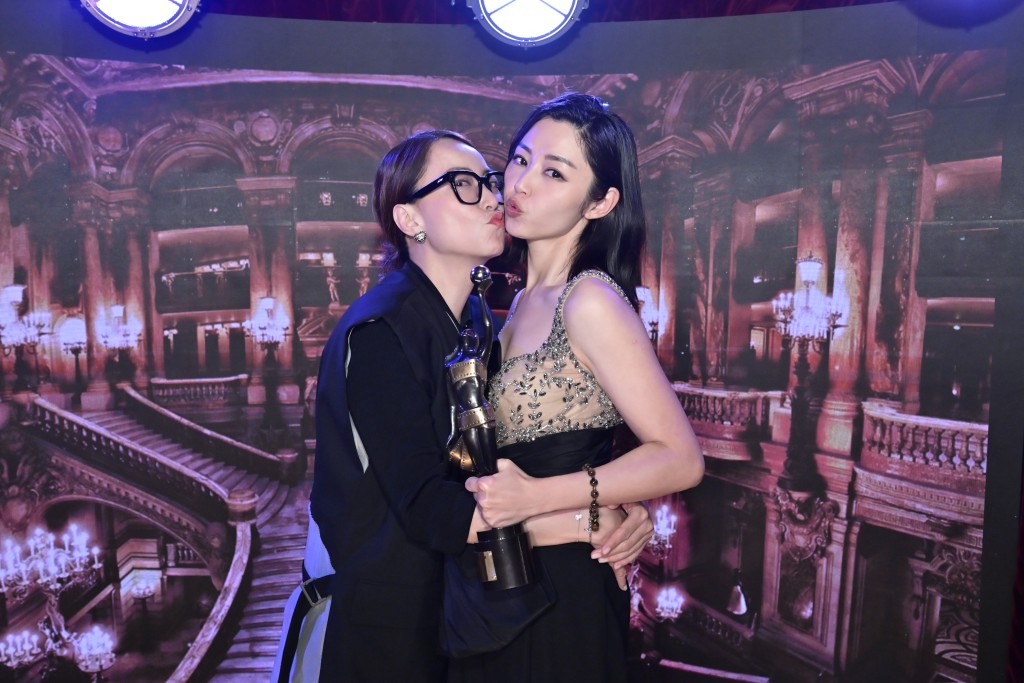 經理人霍汶希（Mani）以親吻祝賀衛詩雅得獎。