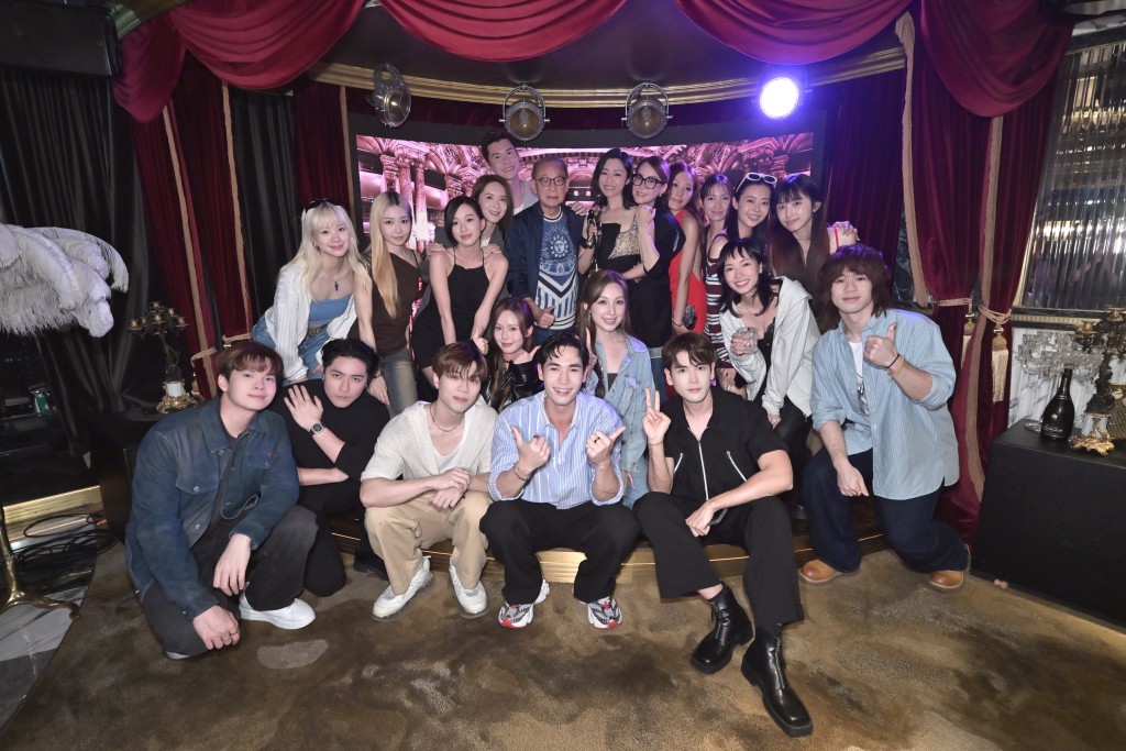 英皇集團主席楊受成博士動員旗下藝人，為衛詩雅舉行慶功派對。