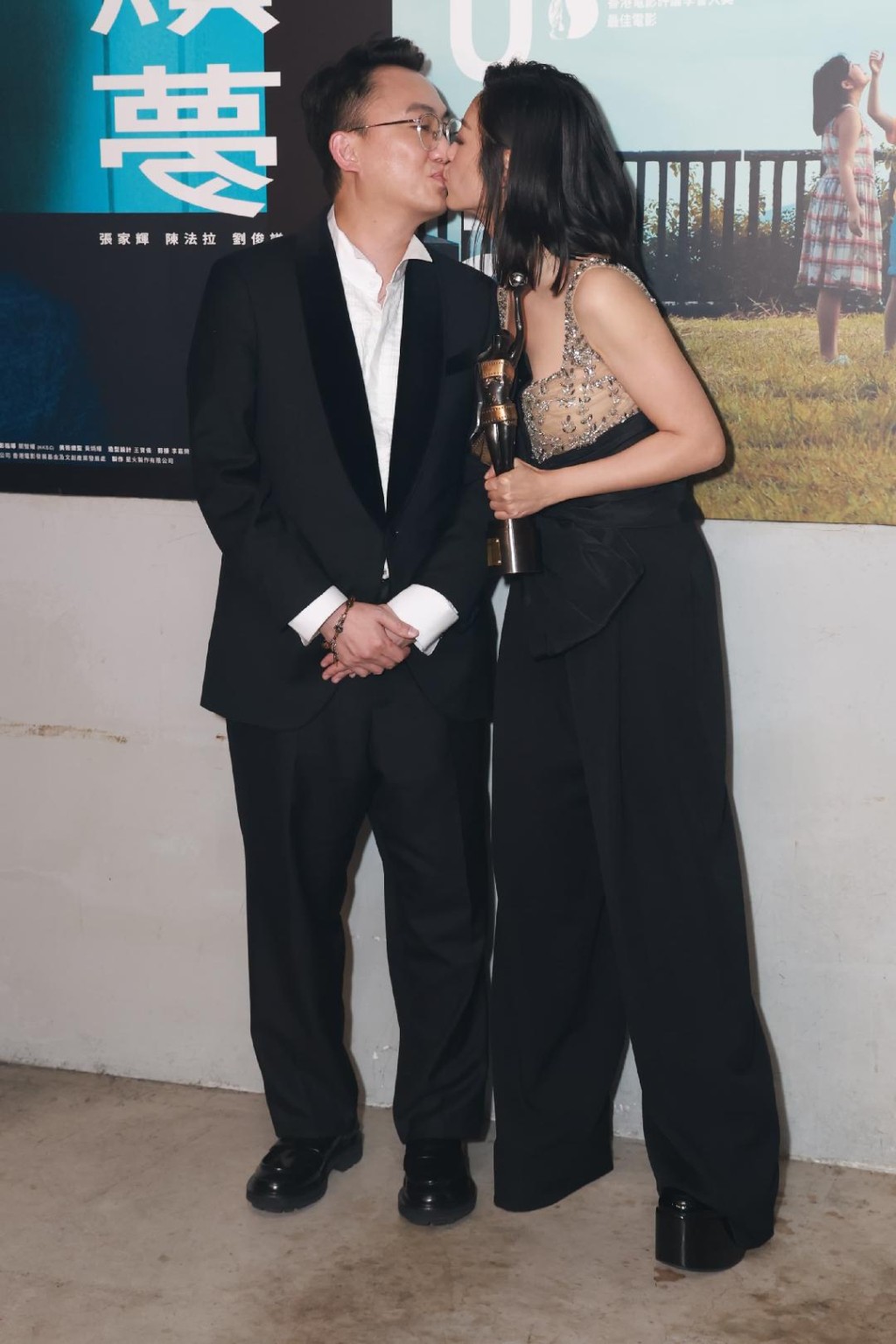衛詩雅與丈夫周祉安在慶功宴上甜蜜合照。