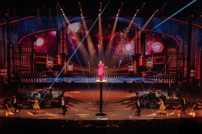 李克勤澳門演唱會圓滿落幕 萬人合唱經典金曲 秦昊幽默互動成亮點