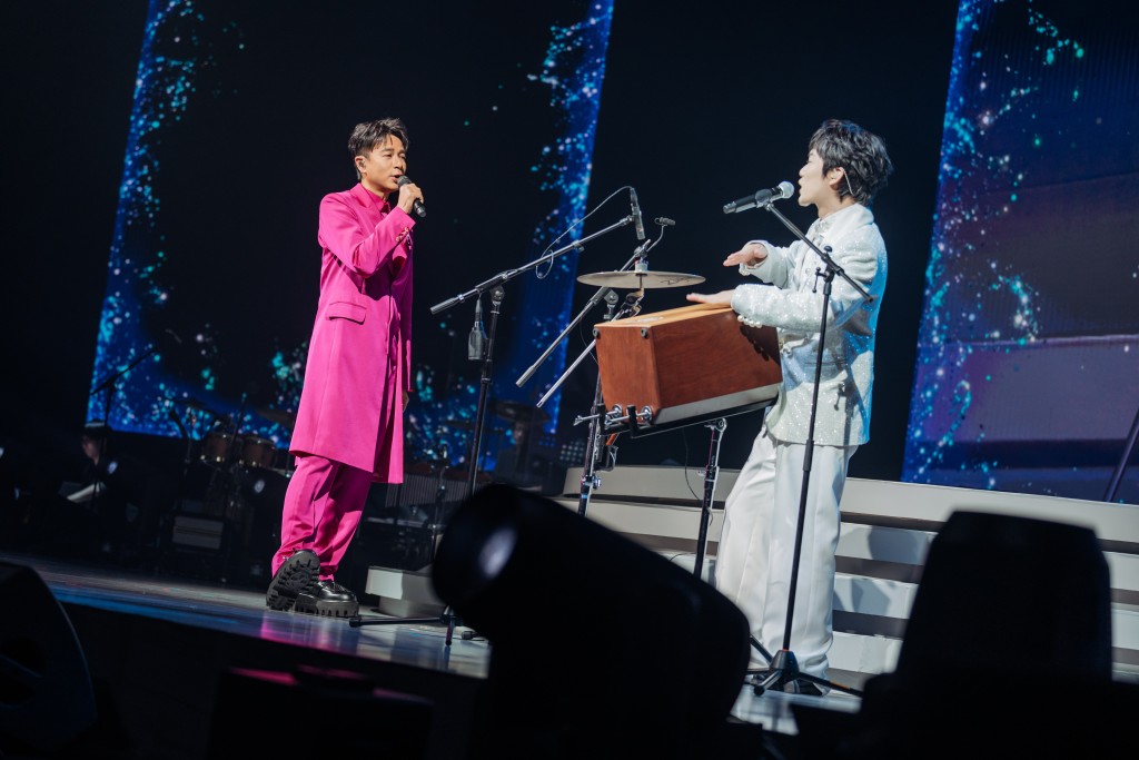 李克勤與秦昊合唱《風的季節》、《偏偏喜歡你》及《漫步人生路》。