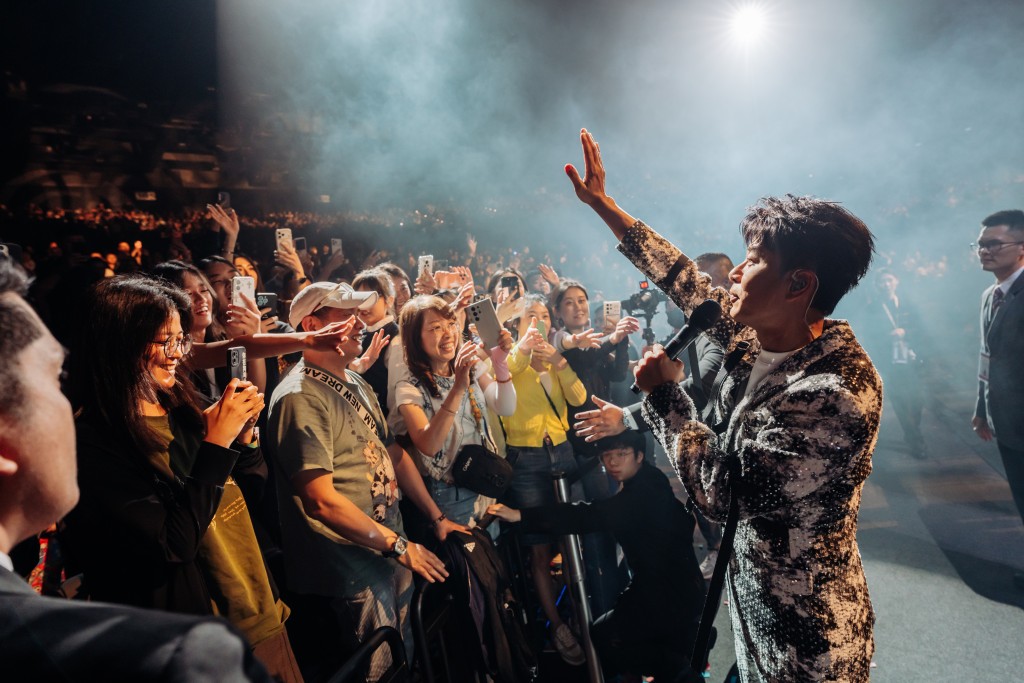 李克勤在互動環節，邀請觀眾模仿其舊照擺出姿勢。