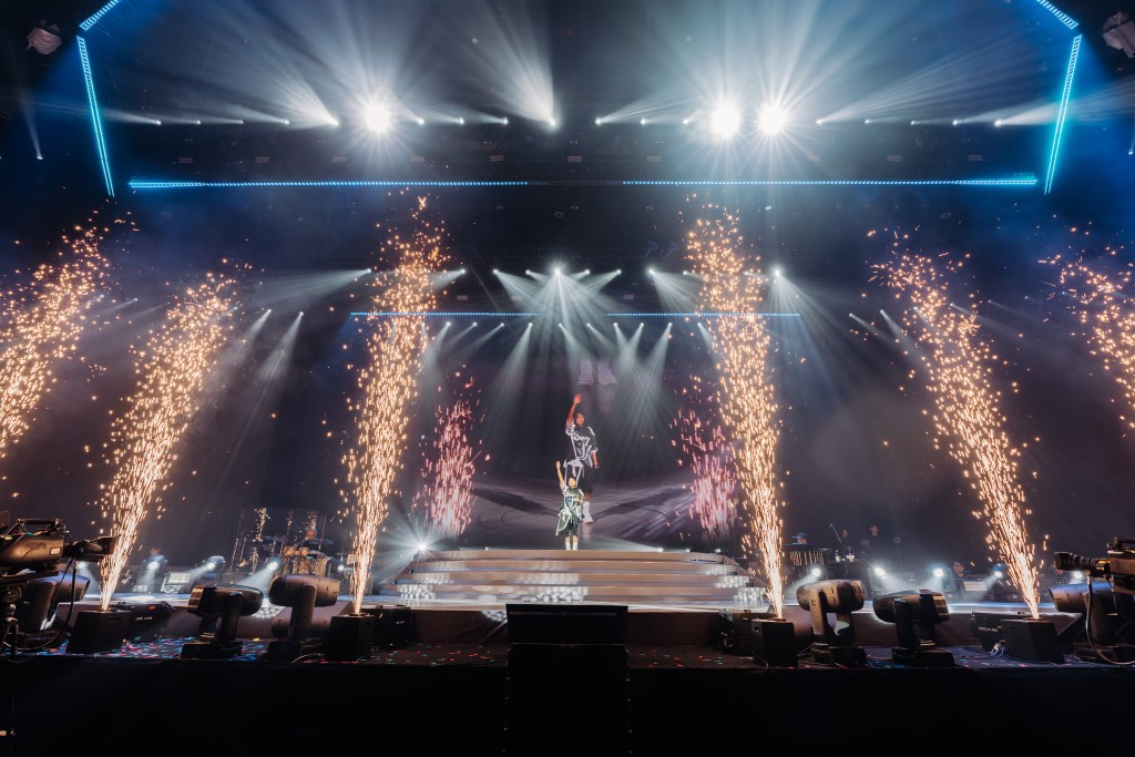 演出中亦加入煙火效果，增添氣氛。