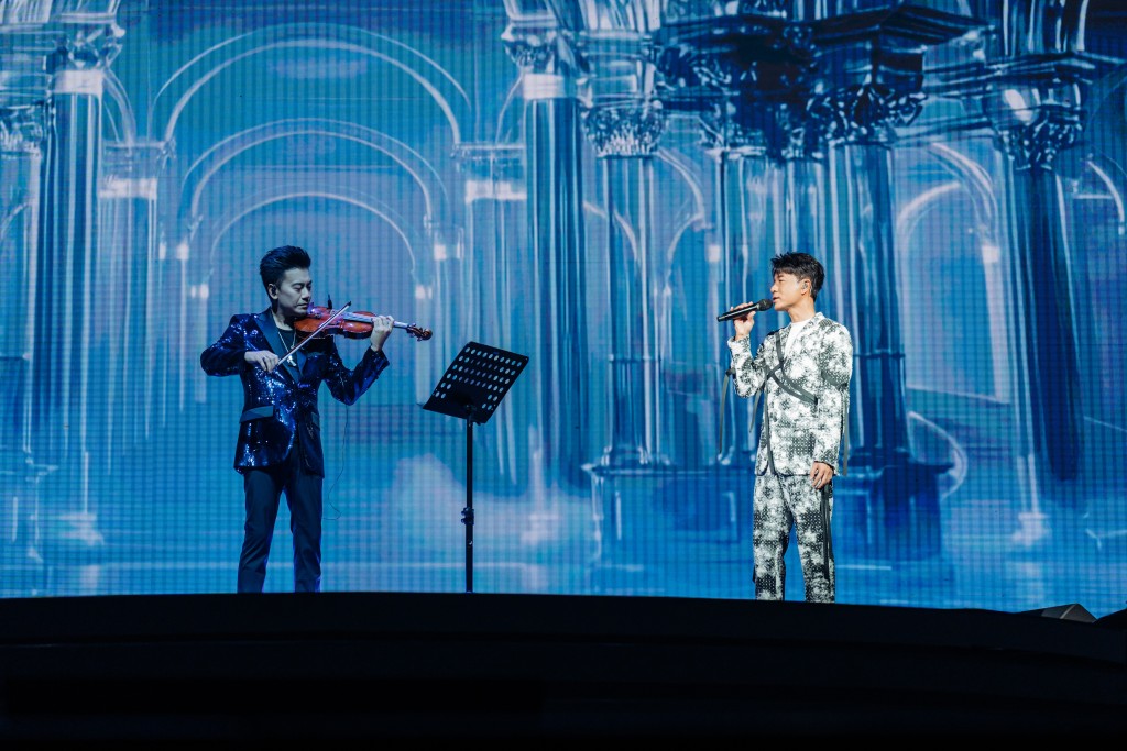 演出由樂團現場助陣，提升音樂層次。