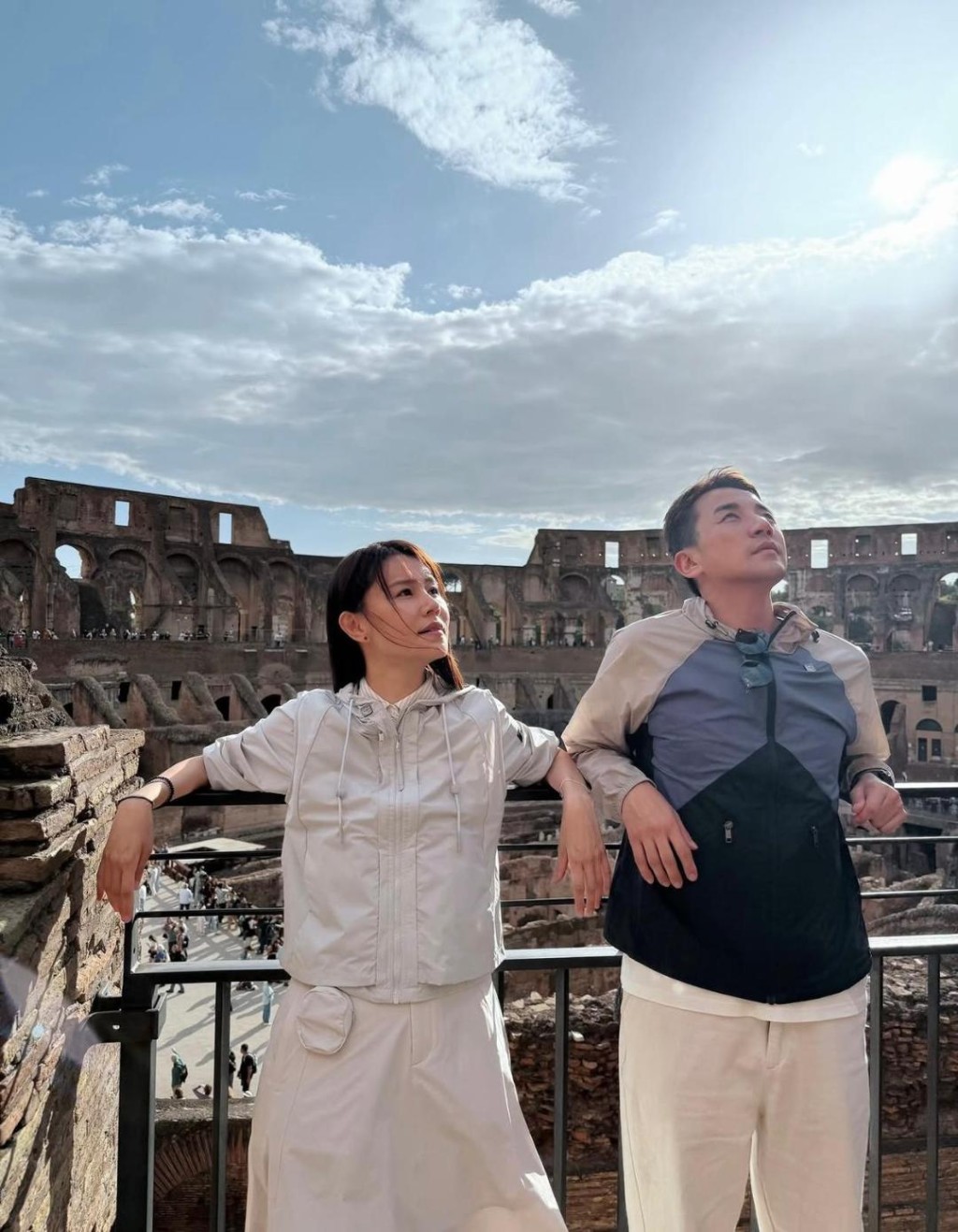 洪永城與黃翠如為TVB全新綜藝節目《走過歷史大地》進行拍攝工作。