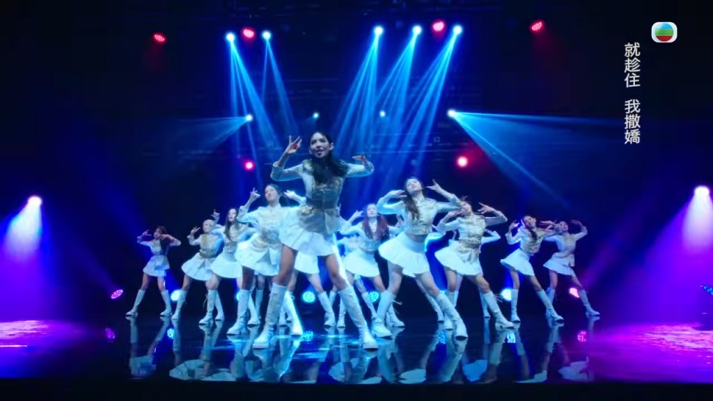 練習生身穿短裙，展示修長雙腿。