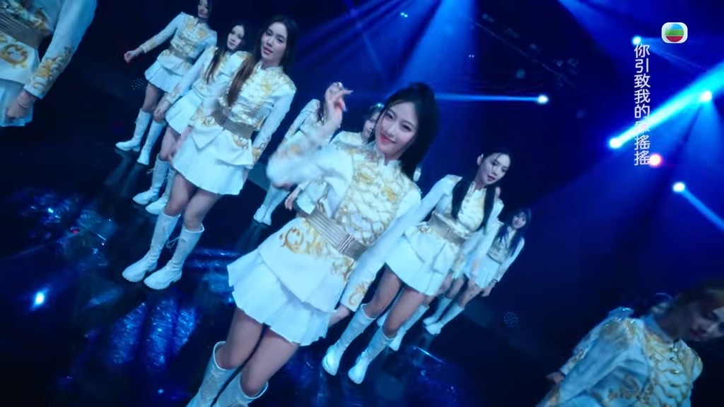 中心位置亦有倪樂琳的身影。