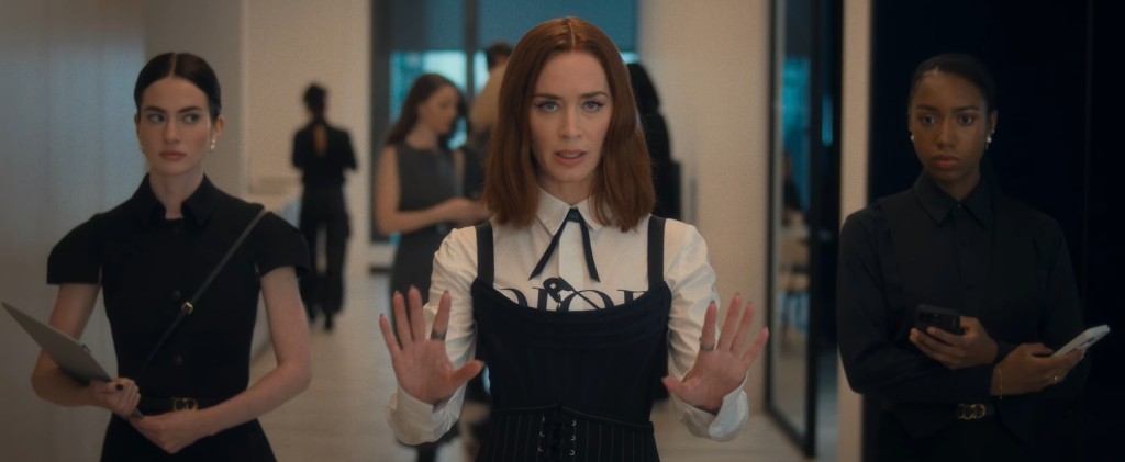 據指這段被刪戲份原本出現在電影開頭，內容是艾美莉賓特在辦公室為Sydney試衫。