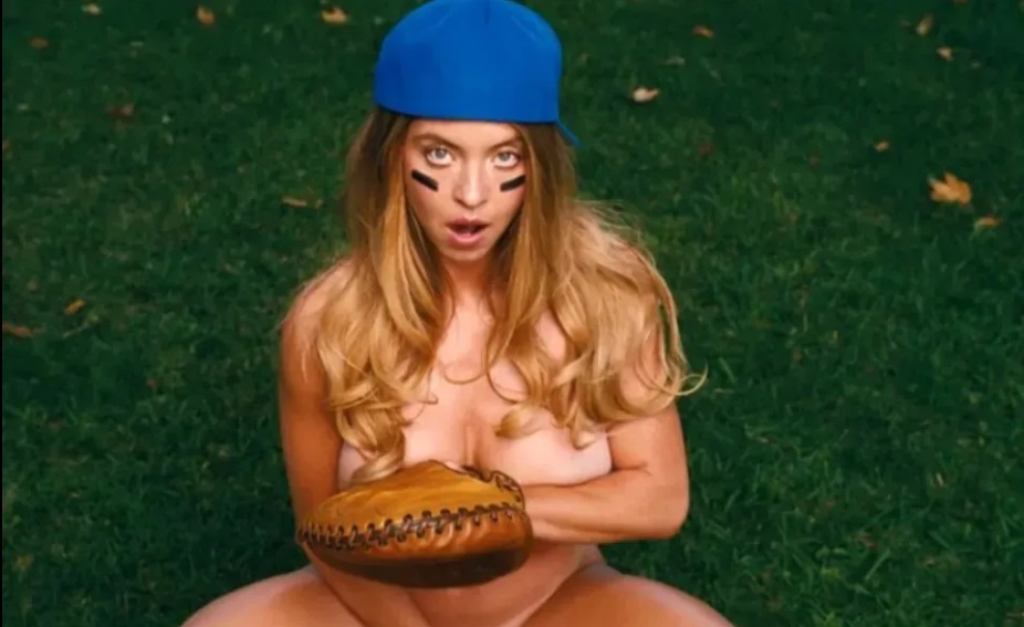 同一集裡，她還有全裸扮演棒球手的場面。