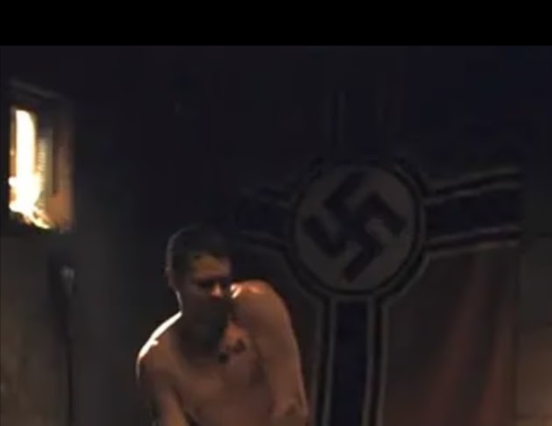 該劇同一集亦播出了白人至上主義毒販在納粹旗下親熱的情節。