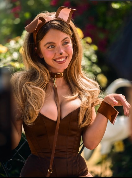 她在劇中的性感小狗造型，也曾遭到觀眾批評。